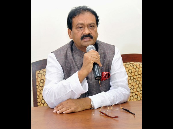 కాంగ్రెస్ లో చల్లారని విలీనం రచ్చ..! విలీనం చేసే అదికారం మండలి ఛైర్మన్ కు లేదన్న షబ్బీర్..!!