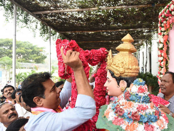 ఆటాపాటలతో తెలంగాణ భవన్కు