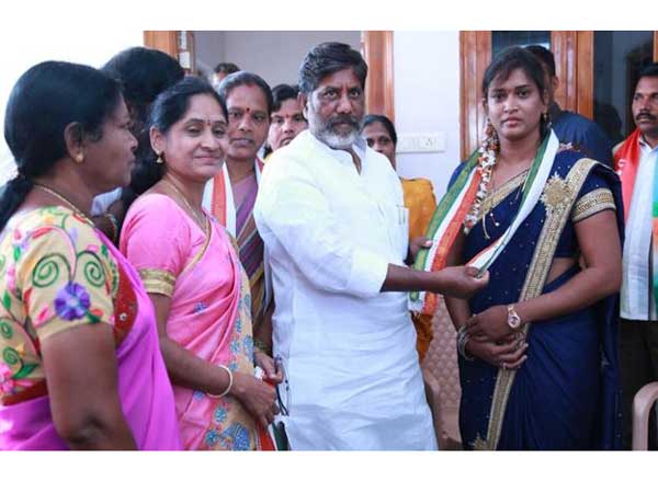 వరుస రాజీనామాలతో తెరాసకు దెబ్బ