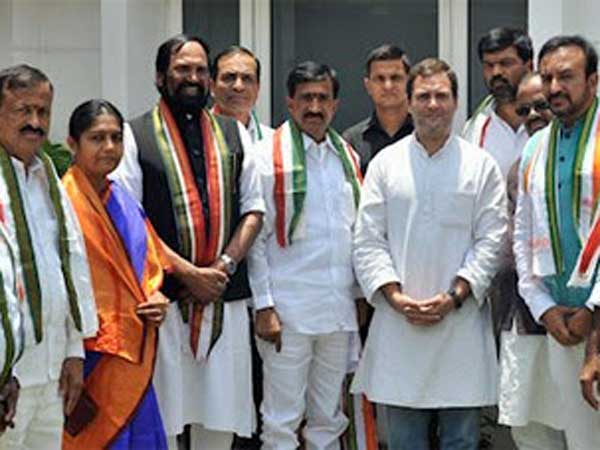 ఆ నాలుగు స్తంభాలను ప్రజలు నిలబెడతారు