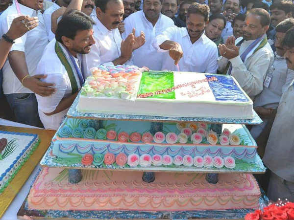 Jagan cuts huge cake on his birthday in the ongoing padayatra Jagan cuts huge cake on his birthday in the ongoing padayatra