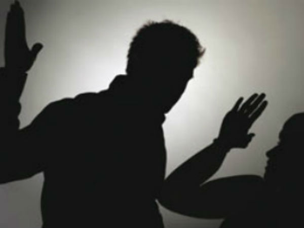 పడకపై పాములు కనిపించడంతో చితకబాదిన భర్త