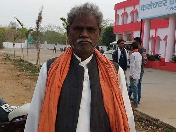 భార్యతో కలిసి పూరిగుడిసెలో బీజేపీ ఎమ్మెల్యే