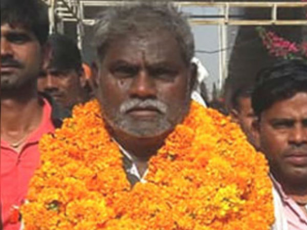 చందాలు వేసుకొని ఇల్లు కట్టిస్తున్నారు
