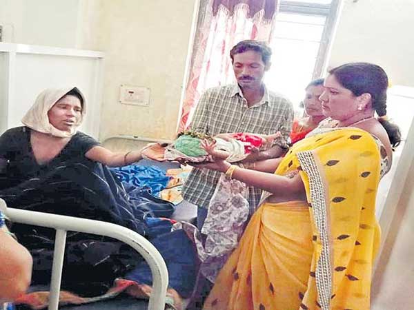 Parents rejects the new born girl Parents rejects the new born girl