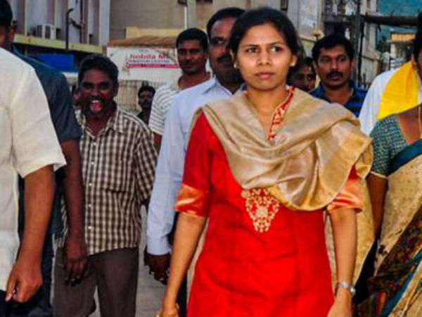 అఖిల ప్రియ అనుచరుల ఇళ్లల్లో సోదాలు