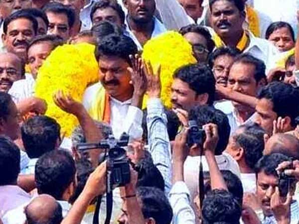 ప్రొక్లెయిన్ ఇవ్వను.. అరెస్ట్ చేసుకోండి