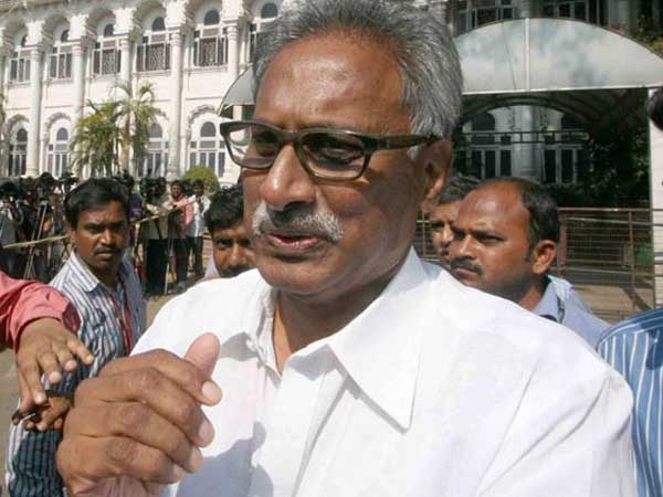 చంద్రబాబుపై విమర్శలు