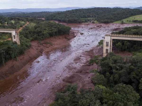 40 dead, 300 estimated missing after dam holding back waste bursts in Brazil 40 dead, 300 estimated missing after dam holding back waste bursts in Brazil