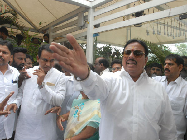 రాజకీయంగా తీవ్ర ఒత్తిడి..! ఎటు చూసిని ప్రతికూల వాతావరణమే..!