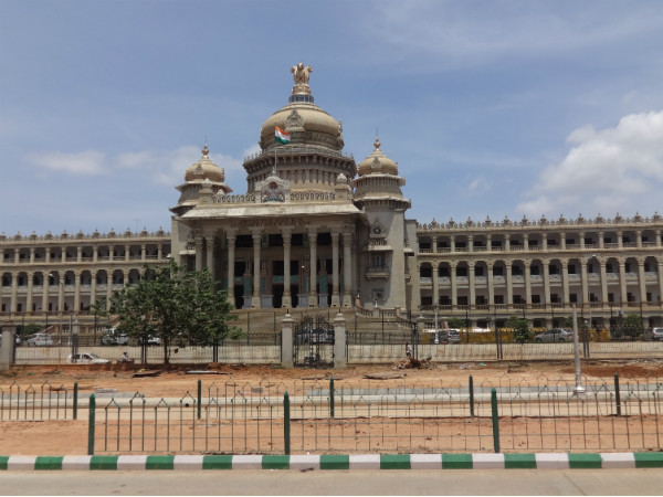 Karnataka GOVT: BJP, Congress both doing resort politics Karnataka GOVT: BJP, Congress both doing resort politics