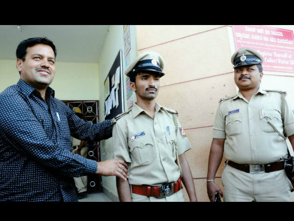 A fake police officer was arrested by Udayagiri police in Mysuru in Karnataka. A fake police officer was arrested by Udayagiri police in Mysuru in Karnataka.
