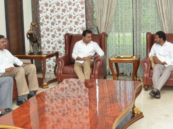 ఏపీలో వైసీపీని ఫినిష్ చేసేందుకే జగన్తో కేసీఆర్ చేతులు కలిపారా?