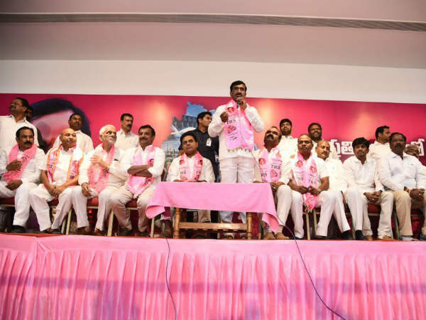 కాంగ్రెస్ పార్టీతో కుమ్మక్కు