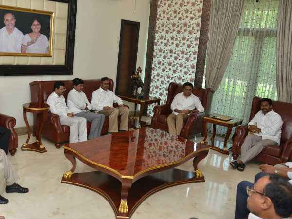 అలాంటి వ్యక్తితో జగన్ చేతులు కలుపుతున్నారు