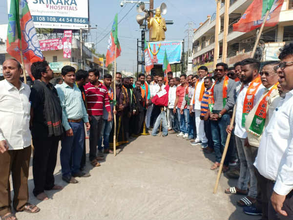 ayyappa devotees and bjp cadre protest against to sabarimala issue ayyappa devotees and bjp cadre protest against to sabarimala issue
