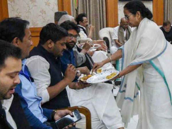 విందు భోజనం స్వయంగా వడ్డించిన దీదీ