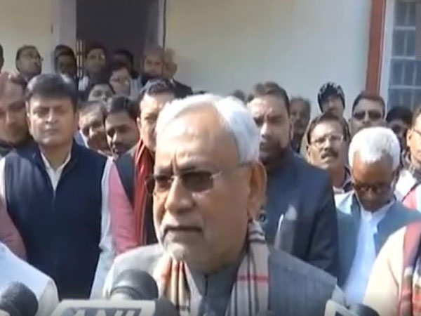 Nitish Kumar breaks down while paying tribute to George Fernandes Nitish Kumar breaks down while paying tribute to George Fernandes