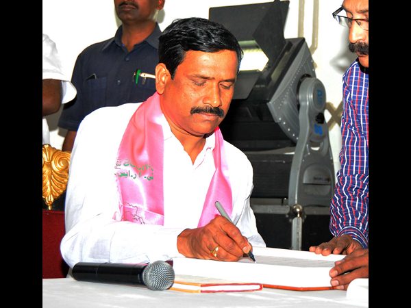 మళ్లీ రగిలిన కొడంగల్ రచ్చ..! నరేందర్ రెడ్డి పై సాక్ష్యాలతో పిటీషన్ వేసిన రేవంత్..!!