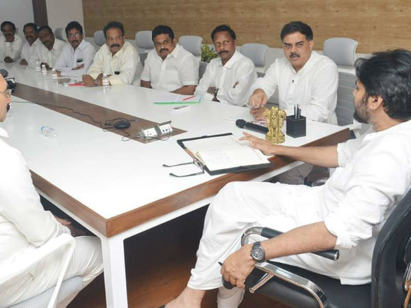 పవన్ చుట్టూ ఏపి రాజకీయం..! కర్ణాటక సీన్ ఏపిలో రిపీట్ అవుతుందా..?