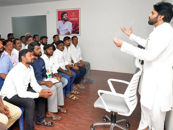 టిక్కెట్లు ఎవరికి ఇస్తానో చెప్పిన పవన్ కళ్యాణ్