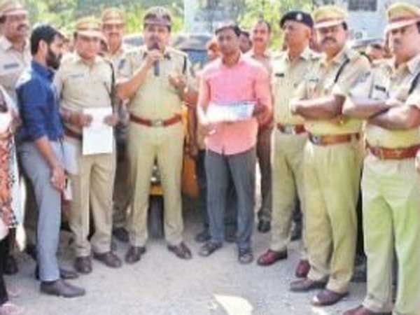 సేఫ్ స్టిక్కర్లలో ఆటో వివరాలు..! ఆటో ఎక్కిన వెంటనే స్నాన్ చేస్తే సరి..!!