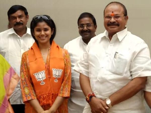 నిధులు ఇవ్వకుండా అసత్య ఆరోపణలు