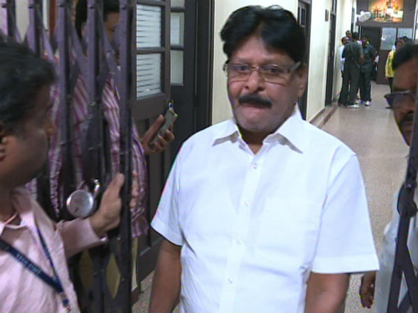 టిక్కెట్లు అమ్ముకున్నారు