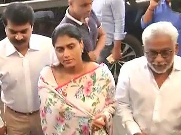 పోలీసు కమిషనర్ కు షర్మిళ ఫిర్యాదు..
