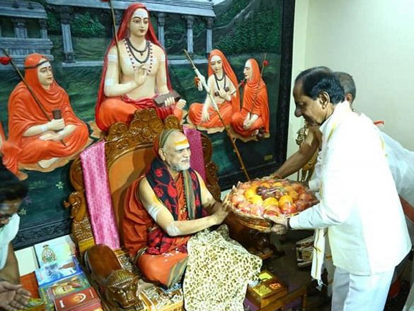 స్వరూపానందేంద్ర సరస్వతి వద్దకు నేతలు