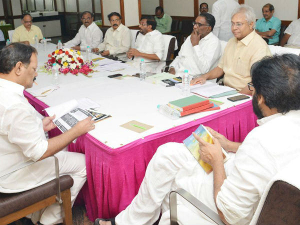 కేంద్రం సాయంపై టీడీపీ, కాంగ్రెస్ విమర్శలు