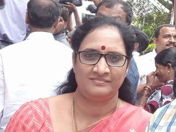 జగన్ పైన హత్యాయత్నం కేసు చూశాము