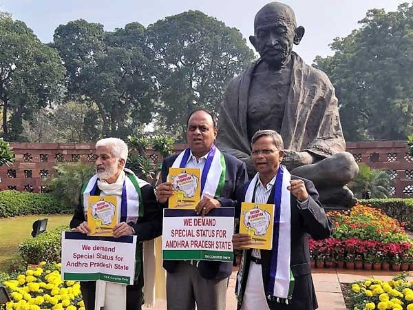 బాబు అవినీతిలో నంబర్ వన్..! పుస్తకాన్ని ఆవిష్కరించిన వైసీపి ఎంపీలు..!!