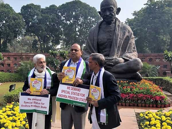 లోటుబడ్జెట్ లో ఉన్న రాష్ట్రాన్ని బాబు విడిచిపెట్టలేదు..! అందుకే బుక్ రాసామంటున్న ఎంపీలు..!!
