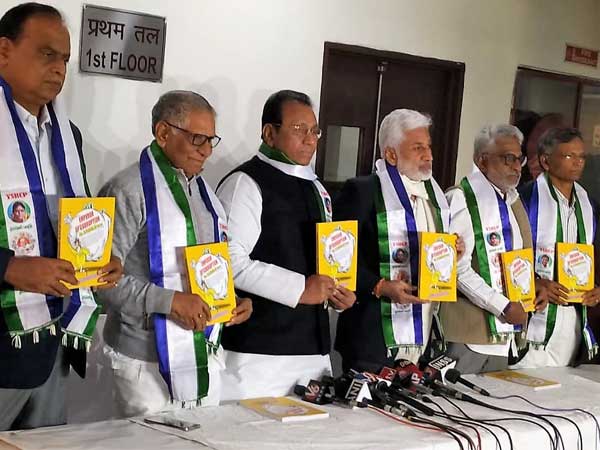 గతంలో రాజశేఖర్ రెడ్డి అవినీతి పై టీడిపి పుస్తకం..! ఇప్పుడు బాబు అవినీతిపై వైసీపి పుస్తకం..!!