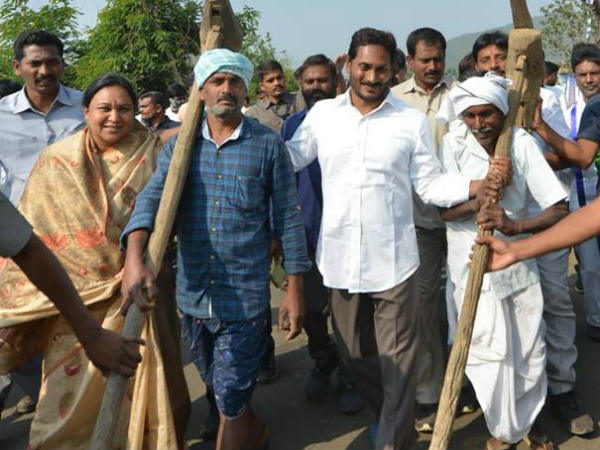 జగన్ పాదయాత్ర దెబ్బకు చంద్రబాబు యూటర్న్ తీసుకున్నారు: వైసీపీ