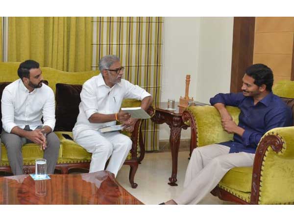 పర్చూరు నుంచి హితేష్ పోటీ, జగన్ పలు హామీలు