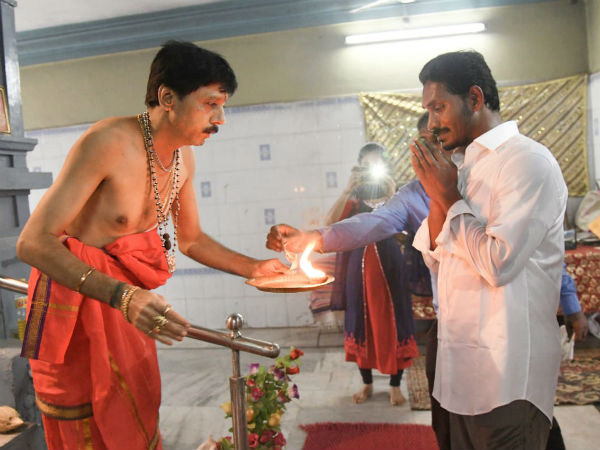 శారాధా పీఠాధిపతి స్వరూపానందేంద్ర సరస్వతి ఆశీస్సులు
