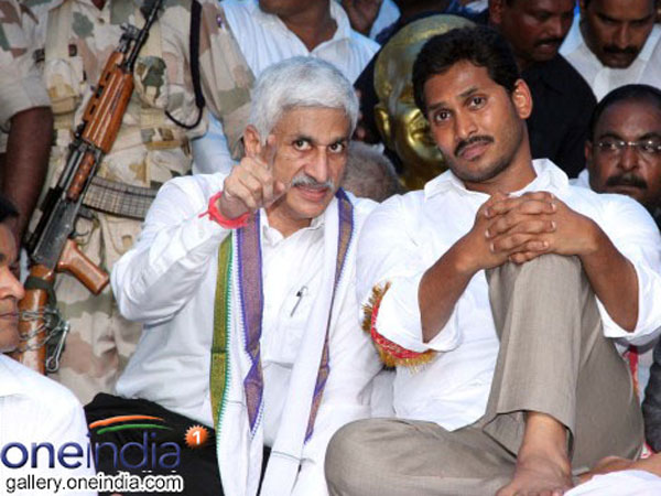 జగన్ కోటరీలో కీలకంగా మారిన సాయి..! పార్టీ లో చేరికలకు మార్గం సుగమం చేస్తున్న ఆడిటర్..!