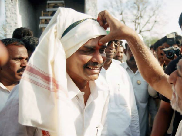 పాదయాత్రకు శ్రీకారం చుట్టిన వైయస్ రాజశేఖర రెడ్డి