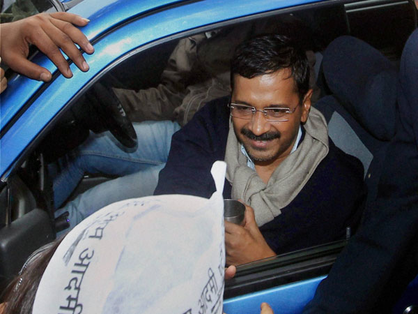 Arvind Kejriwals Car Attacked in Outer Delhi by 100 Men Carrying BJP Flags Arvind Kejriwals Car Attacked in Outer Delhi by 100 Men Carrying BJP Flags