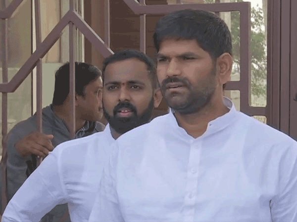 కులం పేరుతో దూషించాడు