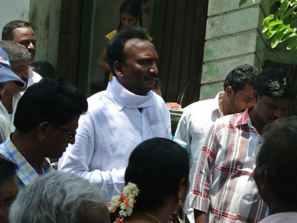నెల ముందు జగన్ వైపు ప్రజలు కానీ, పారిపోయి వచ్చారు