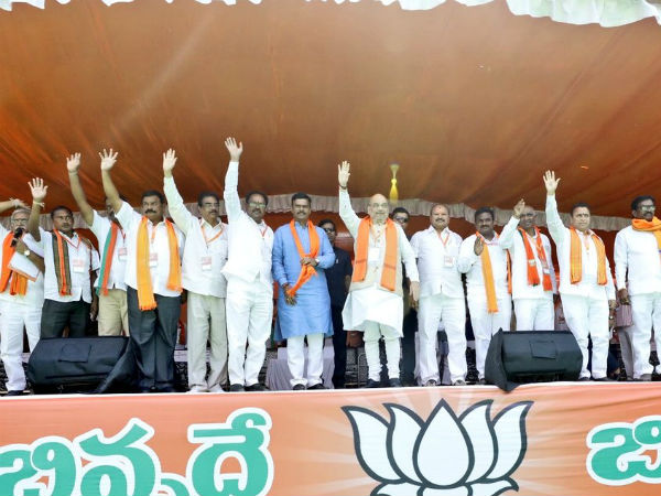 అమిత్ షా గో బ్యాక్ అంటూ నినాదాలు, శిరీష అరెస్ట్