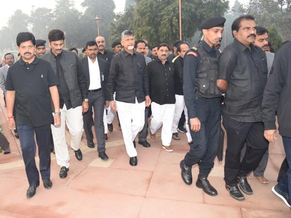 హామీలు అమలు చేయాలి