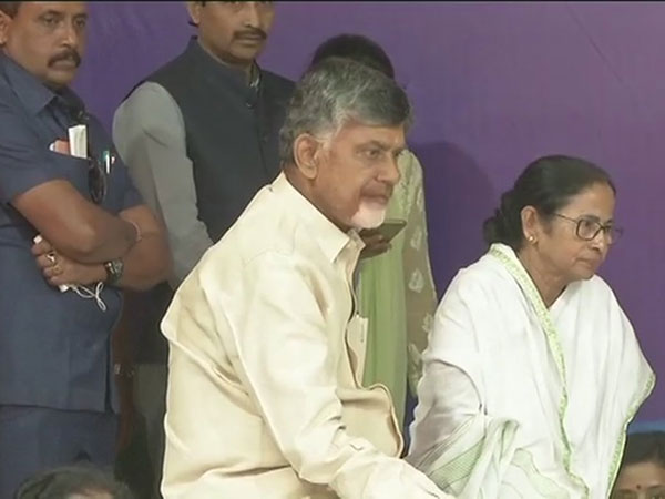 కమిషనర్ ధర్నాలో కూర్చున్నారని ఎలా అంటారు