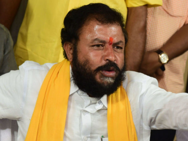 రాజకీయంగా ఎదుర్కోలేకనే..