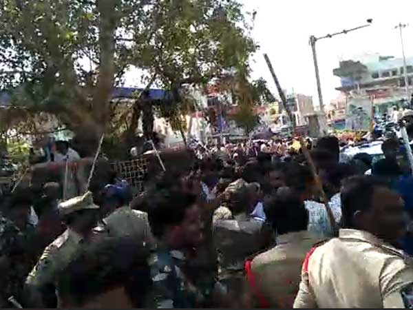 Tension created in Kammapalem : Stone pelting between TDp and ycp cadre Tension created in Kammapalem : Stone pelting between TDp and ycp cadre
