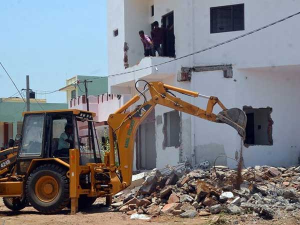 క్షేత్రస్థాయి అధికారులు ఏం చేస్తున్నారు..? అక్రమ నిర్మాణాలను ఎందుకు అడ్డుకోలేకపోతున్నారు?