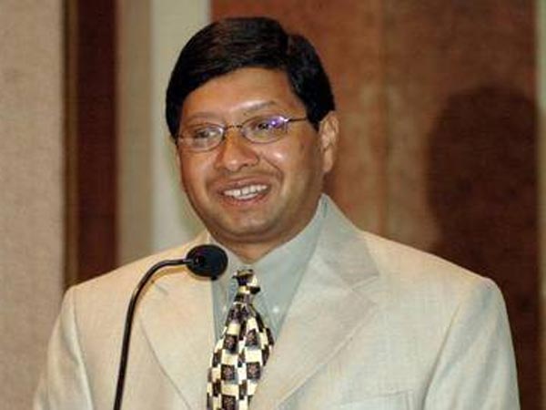 శిఖా హైఫై లైఫ్కు అలవాటుపడింది